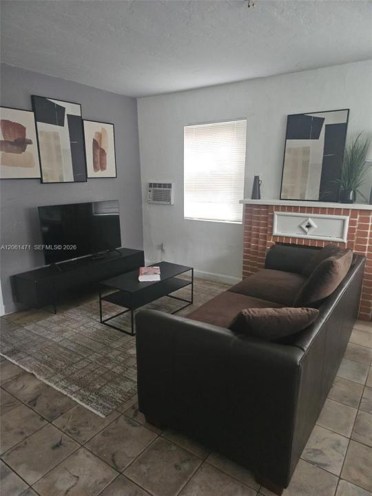 615 NE 4th St 1, Hallandale Beach, Florida 33009, USA