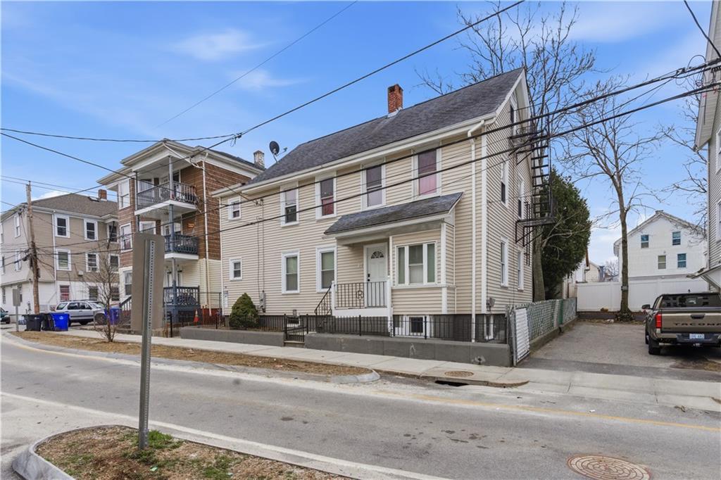 92 Sylvian Street 1, Central Falls, Rhode Island 02863, États-Unis