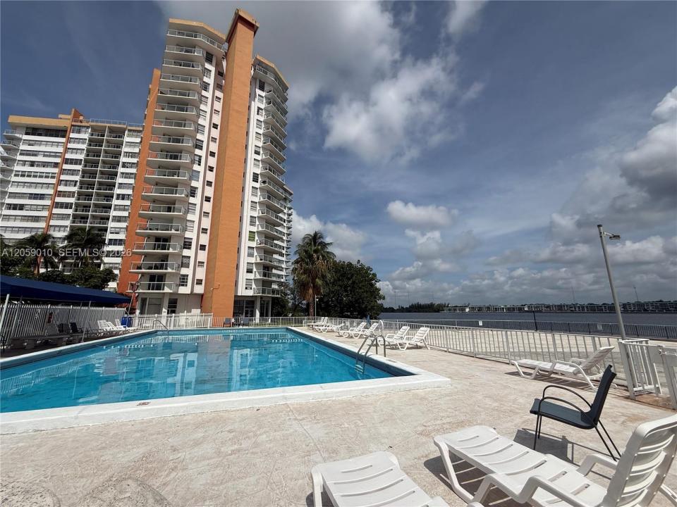 1351 NE Miami Gardens Dr 1215E, Miami, Floride 33179, États-Unis