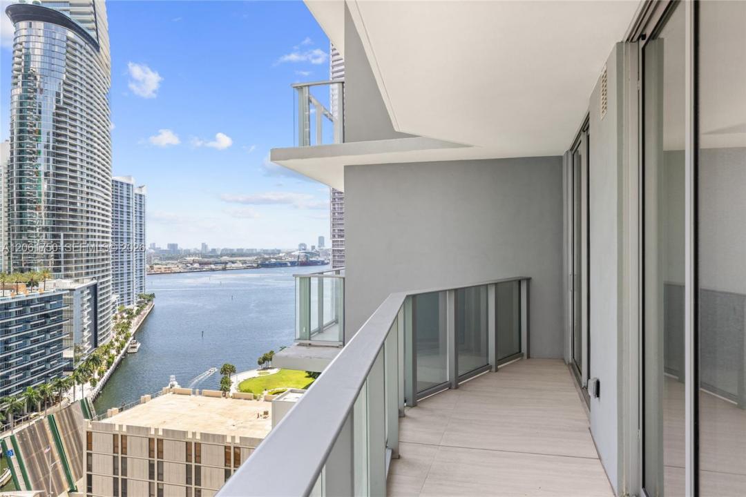 77 SE 5th Street 2205, Miami, Florida 33131, USA