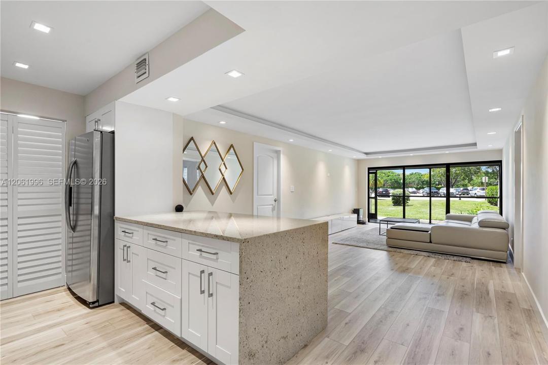 230 Lakeview Dr 106, Weston, Florida 33326, Stati Uniti
