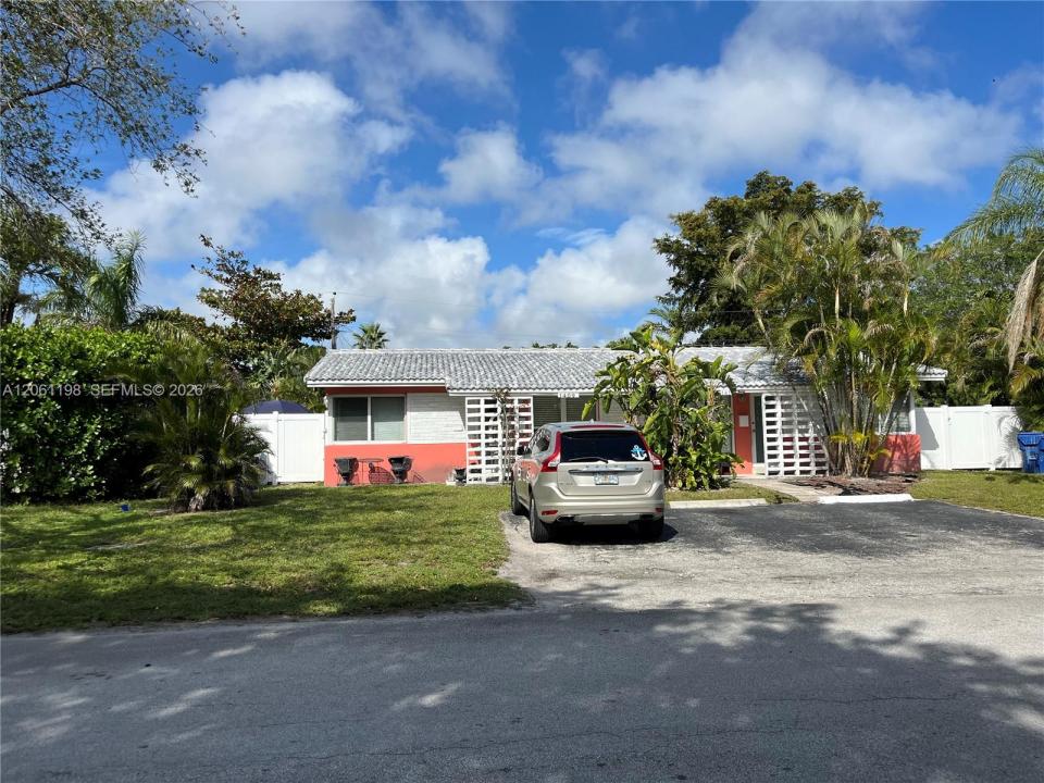 1409 NE 21st St, Wilton Manors, Florida 33305, USA