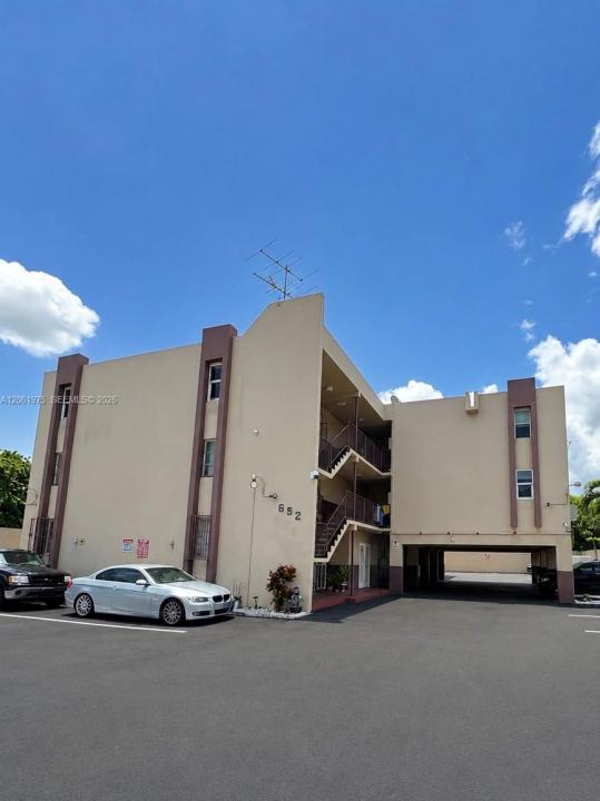 652 NW 3rd St 306, Miami, Floride 33128, États-Unis