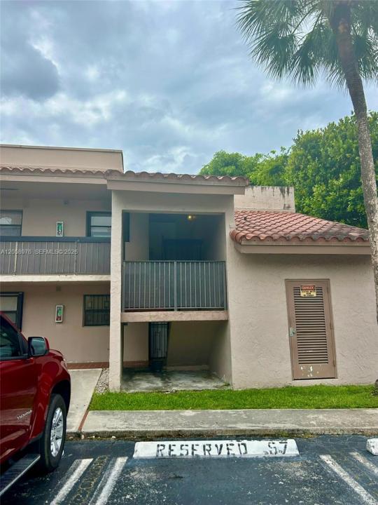 210 W Park Dr 201-2, Miami, Floryda 33172, USA