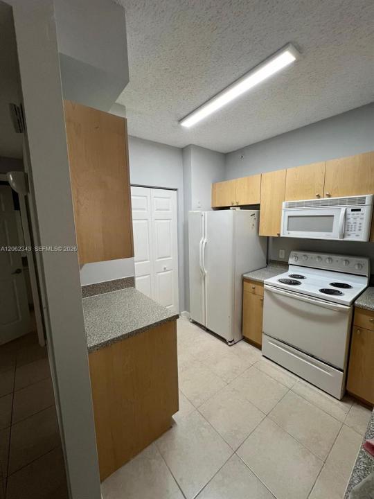 8020 N Nob Hill Rd 102, Tamarac, Florida 33321, USA