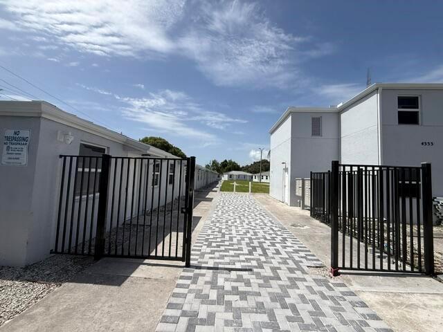 4393 Windsor Avenue 18, West Palm Beach, Florida 33407, USA