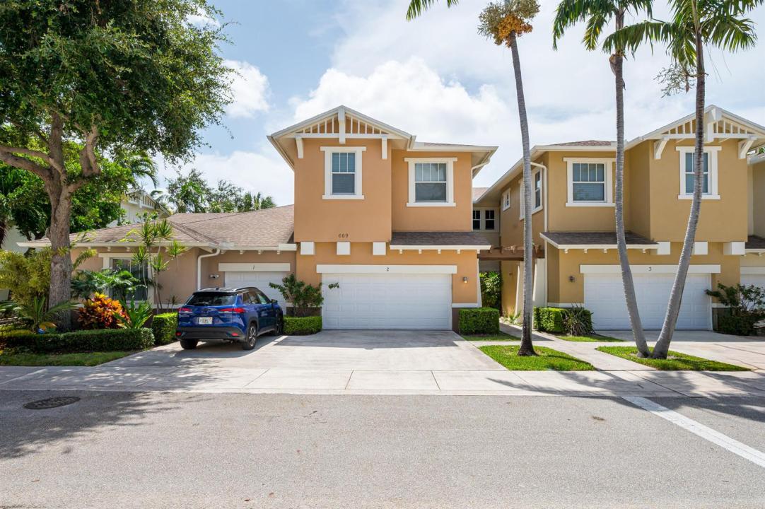 669 Pacific Grove Drive 2, West Palm Beach, Florida 33401, USA