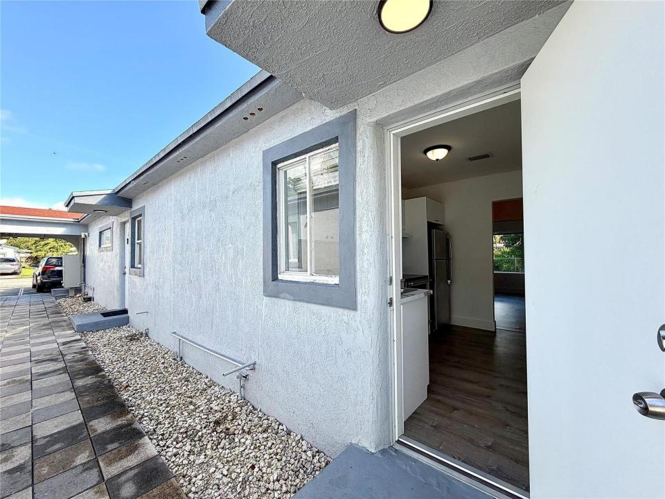 614 NE 3rd Street 8, Hallandale Beach, Floride 33009, États-Unis