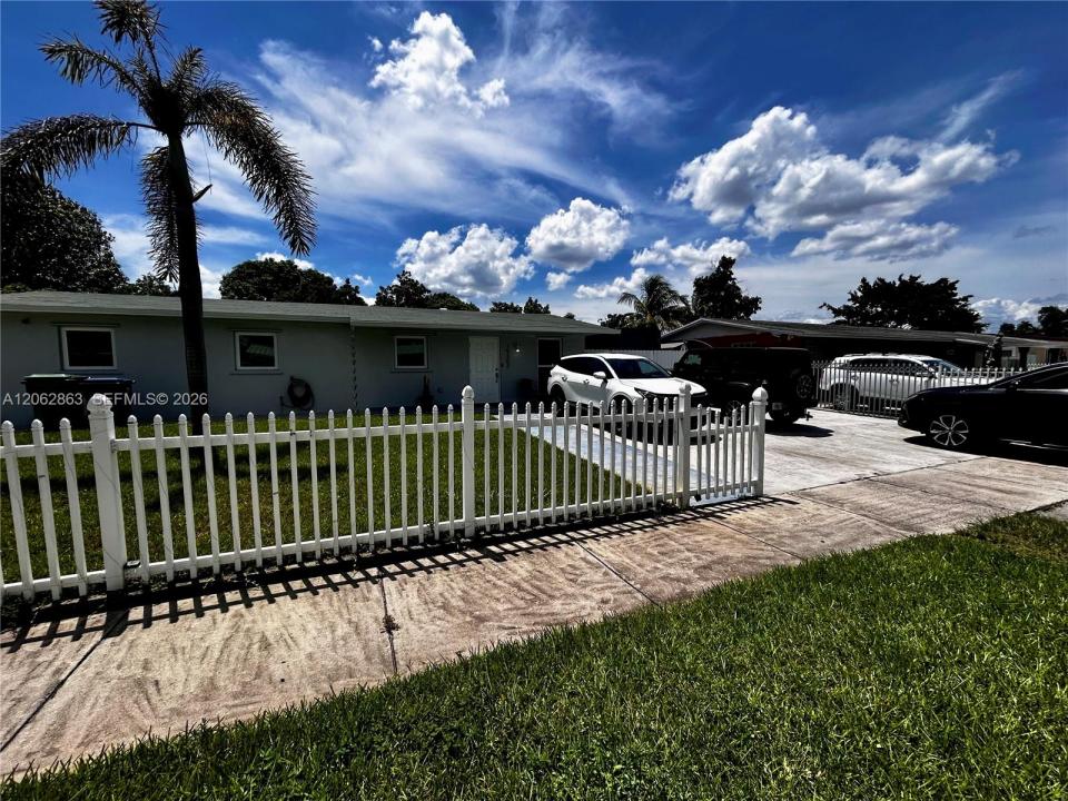 19302 NW 47th Pl 19302, Miami Gardens, Floryda 33055, USA