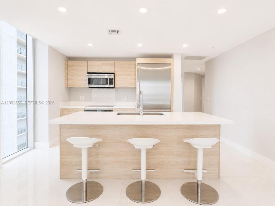 16385 Biscayne Blvd 2007, North Miami Beach, Florida 33160, USA
