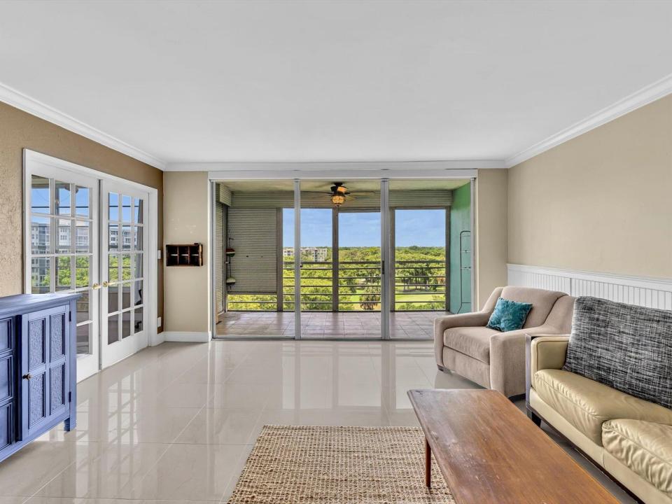 605 OAKS Drive 810, Pompano Beach, Florida 33069, USA