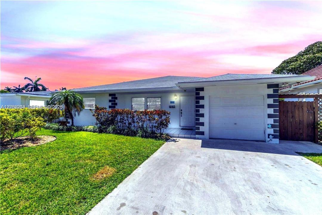806 NE 4th St, Hallandale Beach, Florida 33009, USA