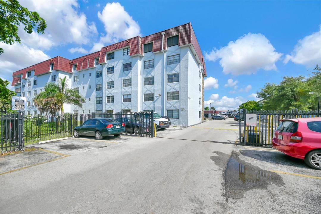 1335 W 68th St 204, Hialeah, Floryda 33014, USA