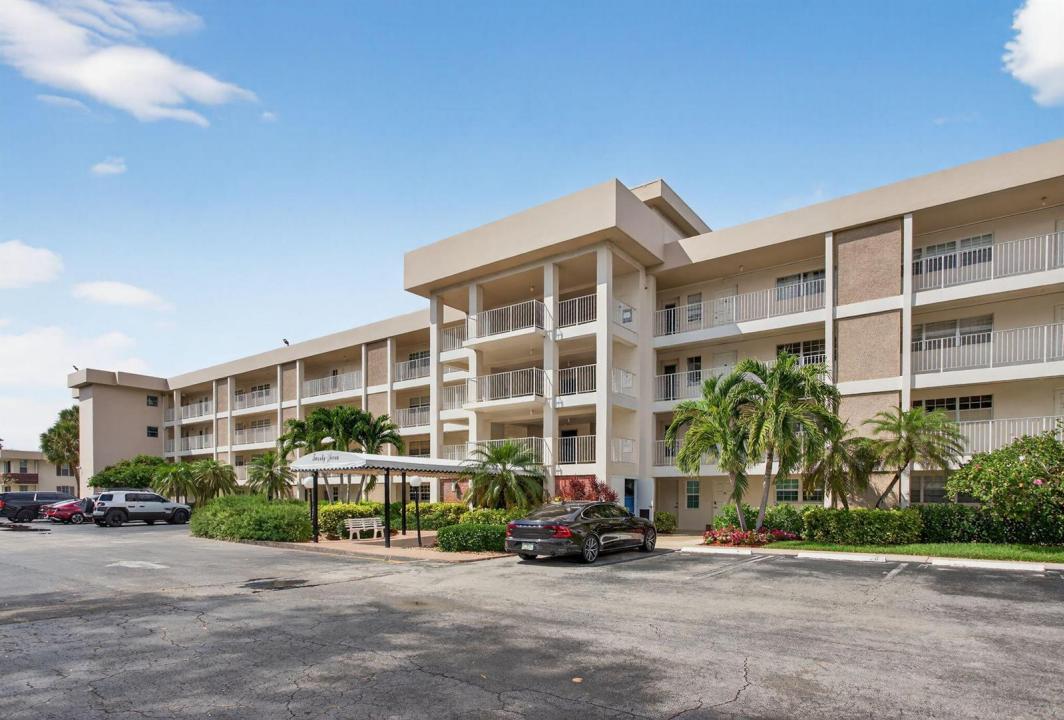 2651 S Palm Aire Drive 302, Pompano Beach, Florida 33069, USA