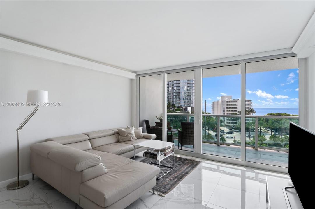 100 Bayview Dr 709, Sunny Isles Beach, Florida 33160, Stati Uniti