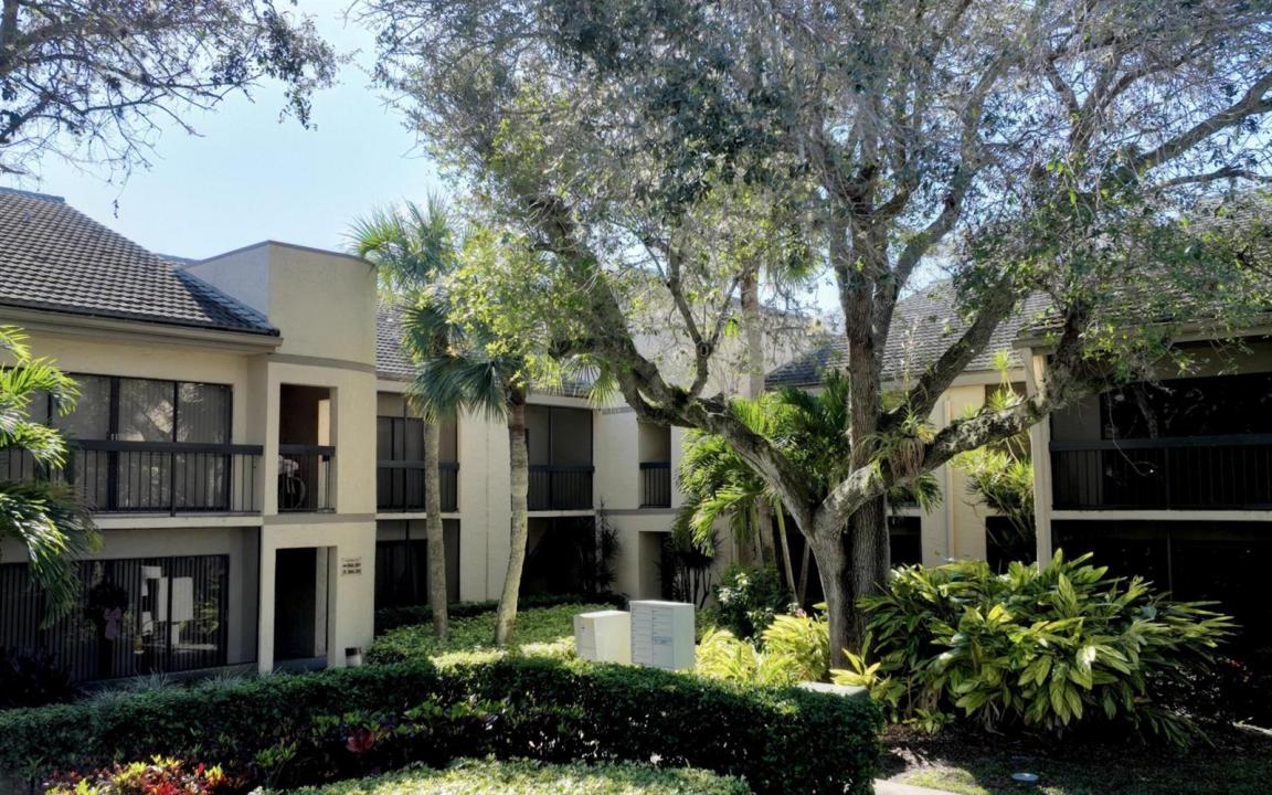 9460 Meadowood Drive 202, Fort Pierce, Florida 34951, USA