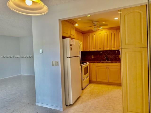 801 SW 133rd Ter 105K, Pembroke Pines, Floryda 33027, USA