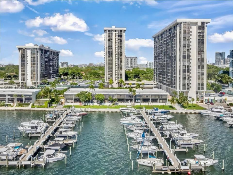 1901 Brickell Ave B512, Miami, Florida 33129, USA