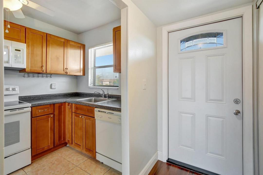 8225 Sunrise Lakes Boulevard 303, Sunrise, Floride 33322, États-Unis