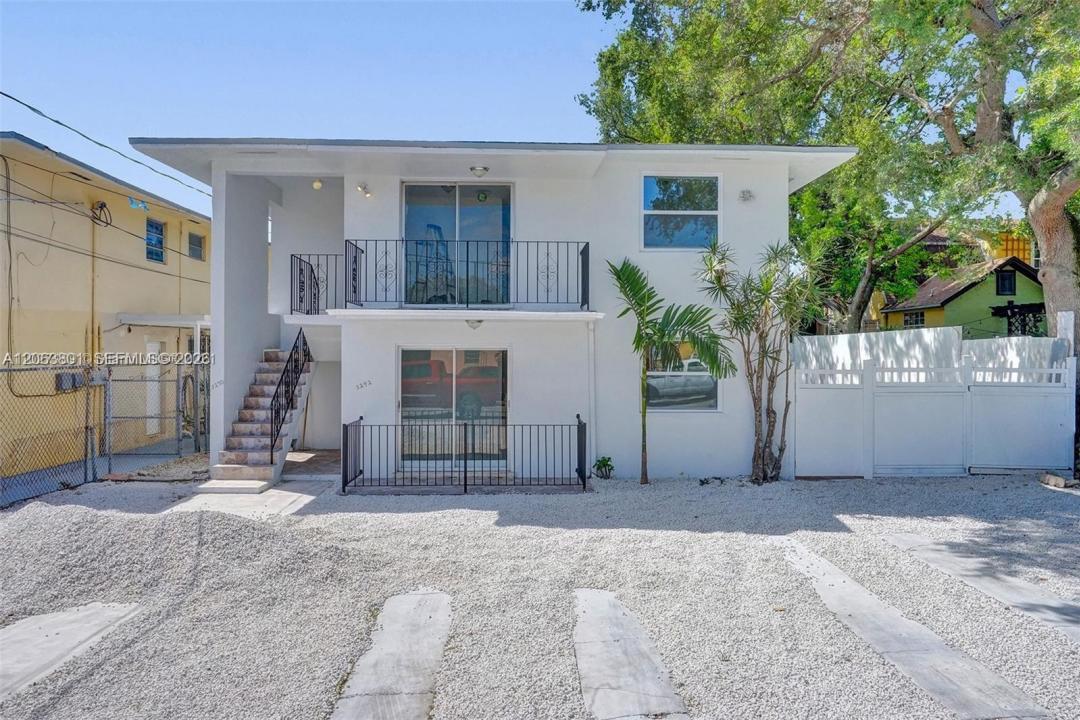 3290 NW 4th St 3290, Miami, Florida 33125, USA