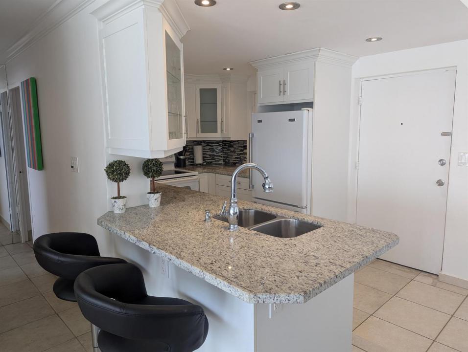 220 KINGS POINT Drive 501, Sunny Isles Beach, Florida 33160, USA