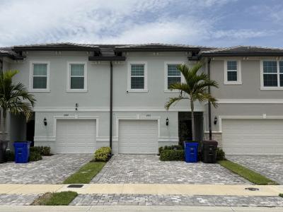 2933 OLIVIA Avenue, Lauderdale Lakes, Florida 33311, USA