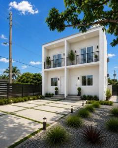 394 NE 174th St, North Miami Beach, Florida 33162, USA