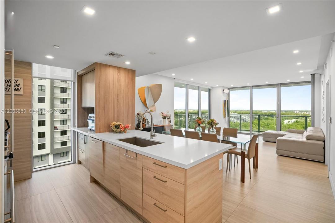 16385 Biscayne Blvd 1601+2 Parkings, North Miami Beach, Florida 33160, USA