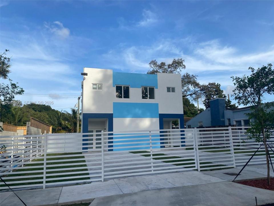 2100 NW 102nd St 1, Miami, Florida 33147, USA
