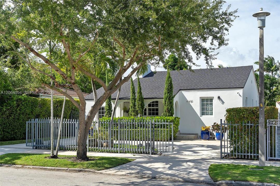 2451 SW 25th St, Miami, Floride 33133, États-Unis