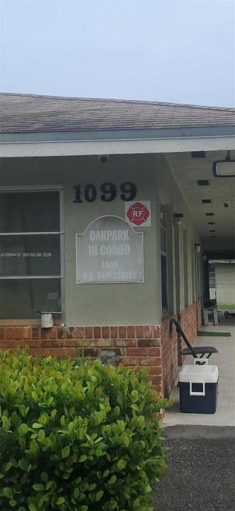 1098 NE 34th Ct 4, Oakland Park, Florida 33334, USA