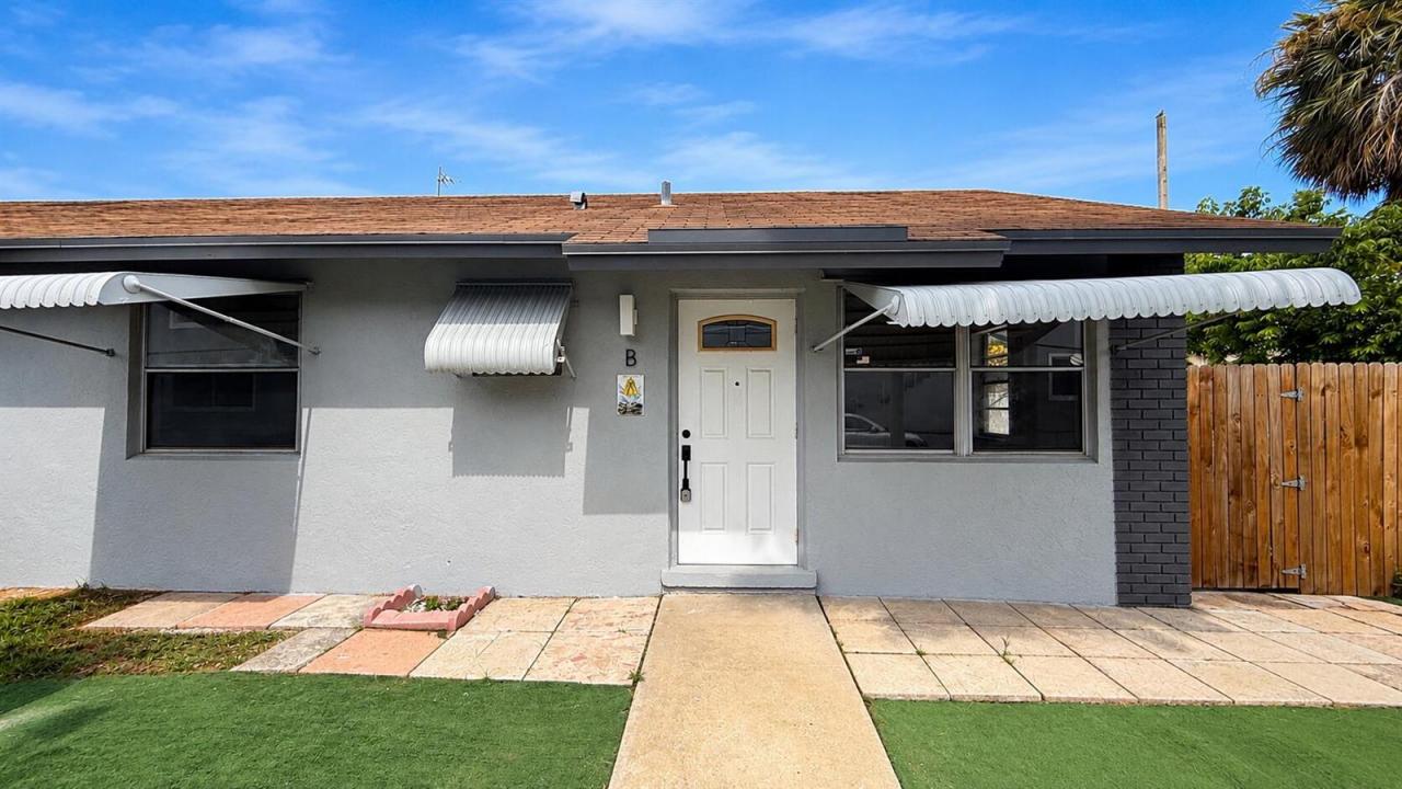 528 E Lakewood Road B, West Palm Beach, Florida 33405, USA