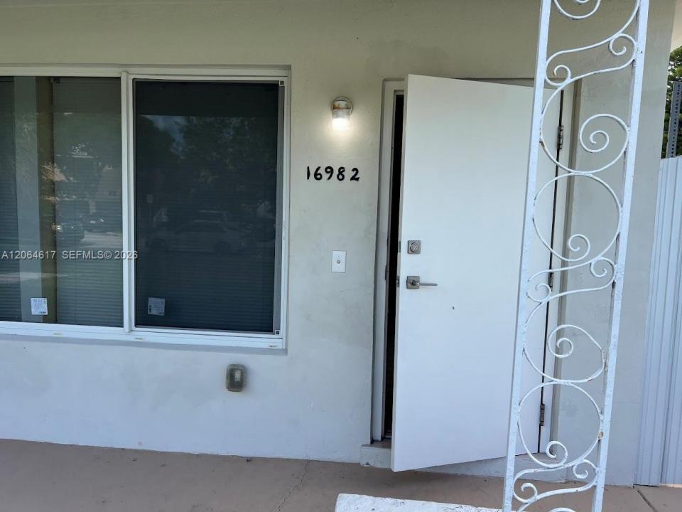 16982 NE 21st Ave 16982, North Miami Beach, Flórida 33162, Estados Unidos
