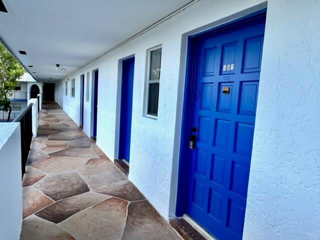 6061 N FALLS CIR Drive 402, Lauderhill, Florida 33319, USA