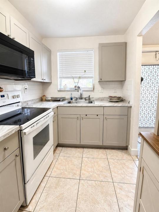 8345 Sunrise Lakes Blvd 203, Sunrise, Floride 33322, États-Unis
