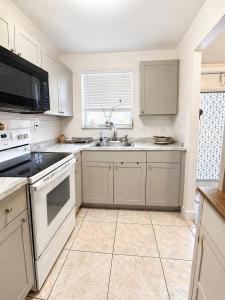 8345 Sunrise Lakes Blvd 203, Sunrise, Florida 33322, USA