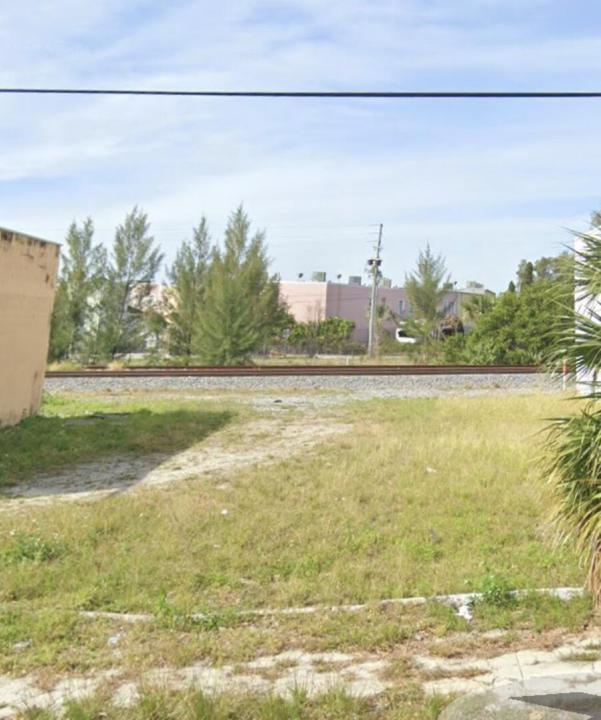 2731 PINEWOOD Avenue, West Palm Beach, Florida 33407, USA