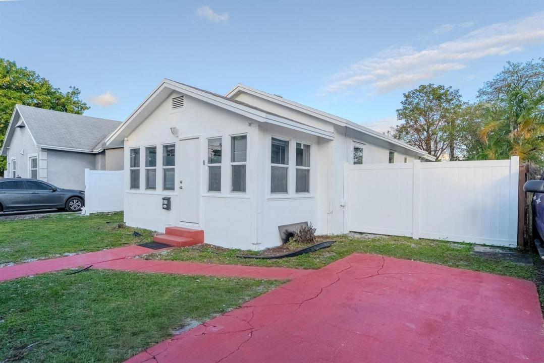 521 S 24th Avenue, Hollywood, Florida 33020, USA