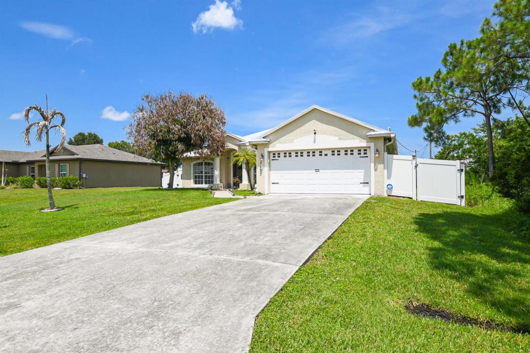 2133 SW LARCHMONT Lane, Port St. Lucie, Florida 34984, USA