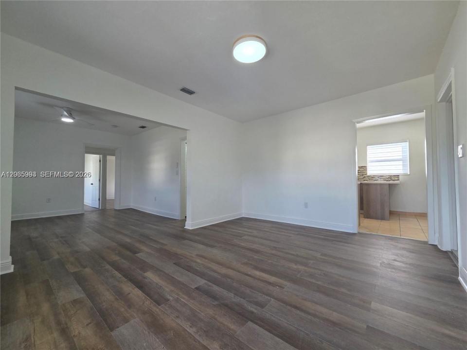 6240 SW 21st St (upstairs) 6242, Miami, Floryda 33155, USA