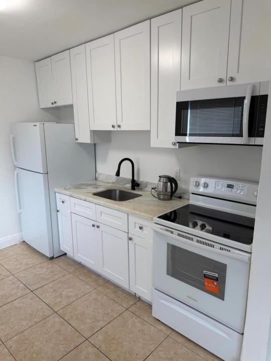 760 NW 4TH Street 2, Hallandale Beach, Floride 33009, États-Unis