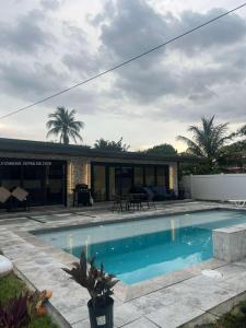 39 SE 7th St, Dania Beach, Floryda 33004, USA