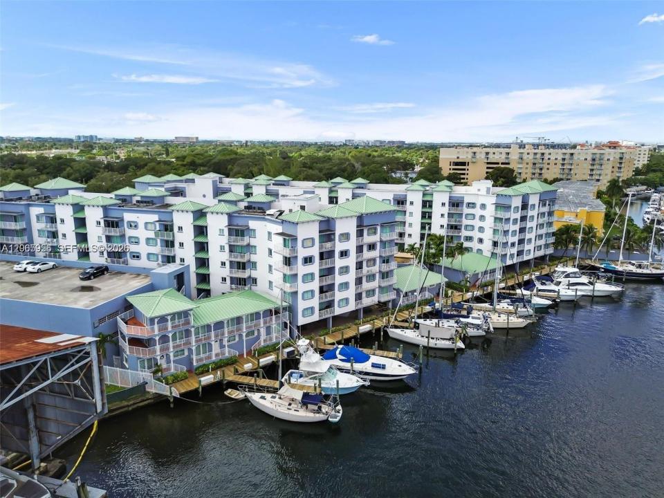 2415 NW 16th St Rd 315, Miami, Florida 33125, USA