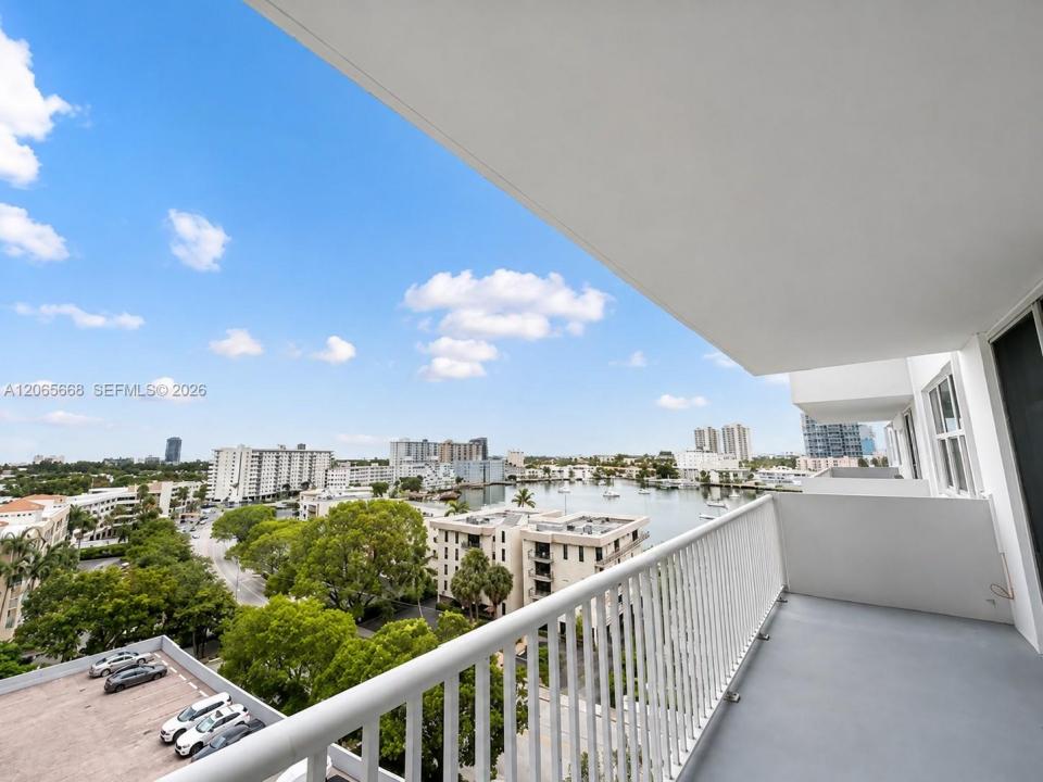 137 Golden Isles Dr 912, Hallandale Beach, Floride 33009, États-Unis