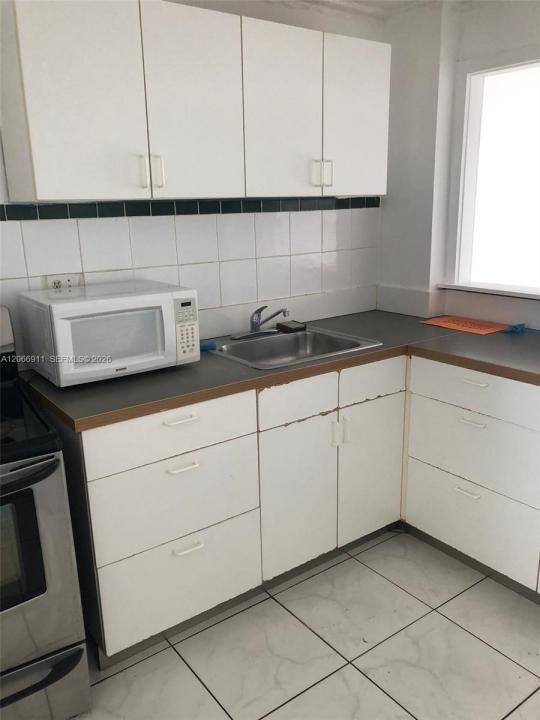 220 SW 9th Ave 201, Hallandale Beach, Florida 33009, USA