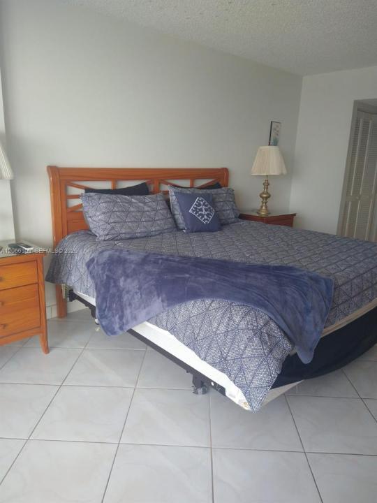 9341 Collins Ave 303, Surfside, Floryda 33154, USA