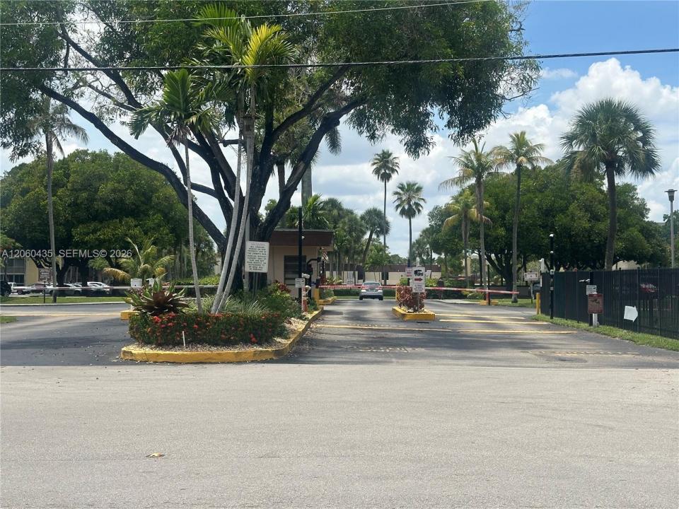 3121 NW 47th Ter 212, Lauderdale Lakes, Florida 33319, USA