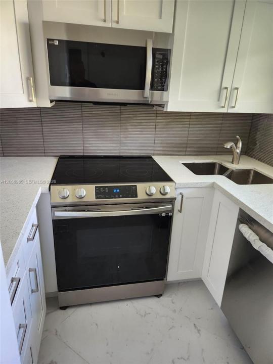 1333 E Hallandale Beach Blvd 423, Hallandale Beach, Florida 33009, Stati Uniti