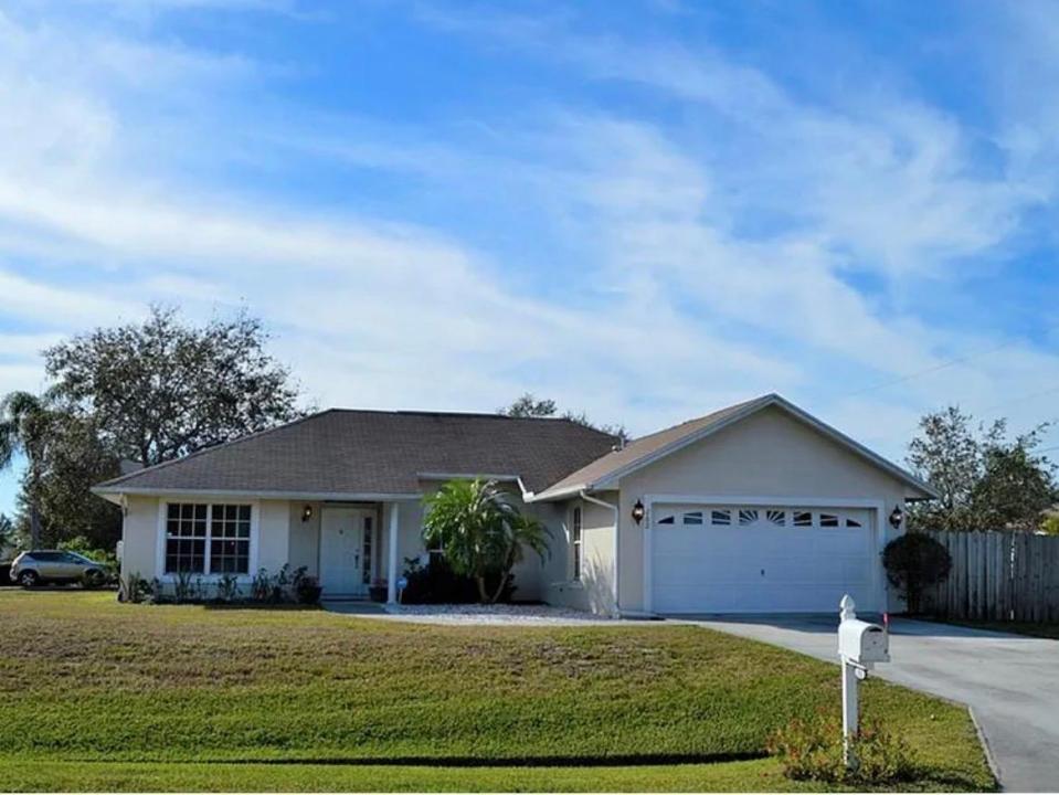 102 SW GLENWOOD Drive, Port St. Lucie, Florida 34984, USA