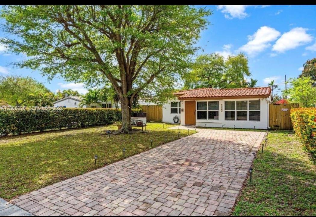 1482 NE 175th St NA, North Miami Beach, Floride 33162, États-Unis